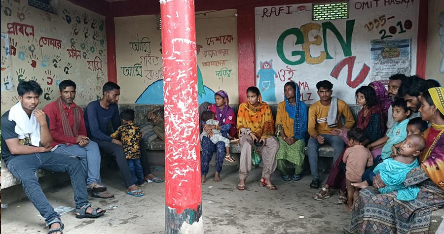 মঙ্গলবার ভোরে জৈন্তাপুরের মিনাটিলা সীমান্ত দিয়ে তাদের ঠেলে পাঠানো হয়
