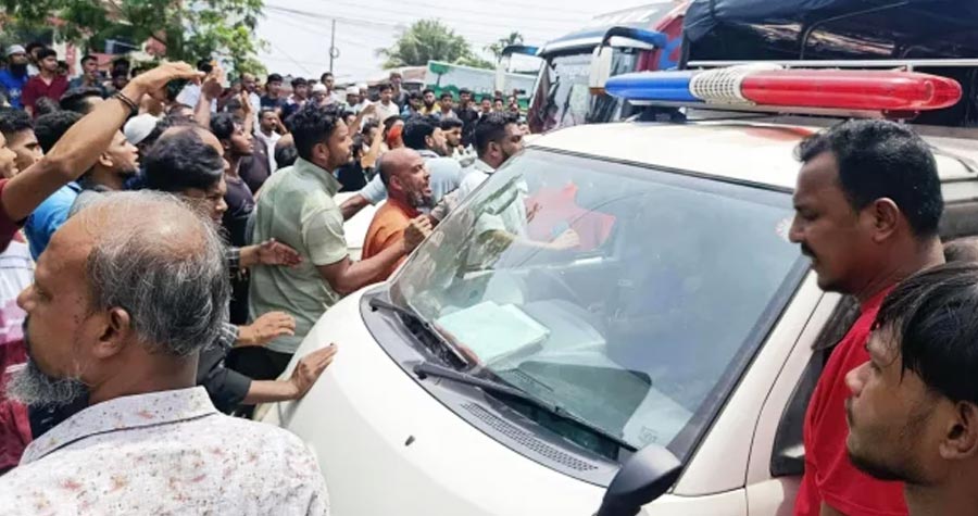 নোয়াখালীতে ভ্রাম্যমাণ আদালত চলাকালে ম্যাজিস্ট্রেটের গাড়ি ভাঙচুর