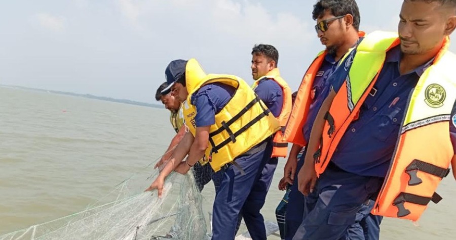 নিষেধাজ্ঞা অমান্য করে ইলিশ ধরায় ৬১ জেলে আটক