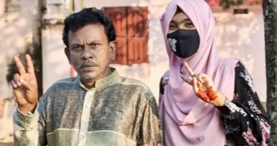 একসঙ্গে এইচএসসি পাস করলেন বাবা-মেয়ে