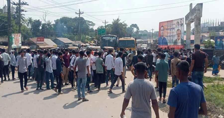 কলেজের পাশে ময়লার ভাগার, প্রতিবাদে মহাসড়ক অবরোধ শিক্ষার্থীদের 
