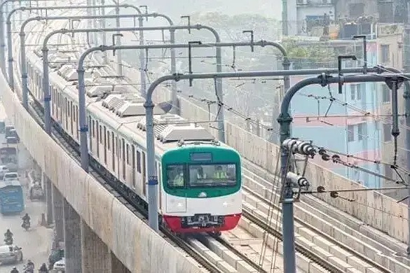 বৈদ্যুতিক তারের ওপর কাপড়, মেট্রোরেল চলাচল বিঘ্নিত