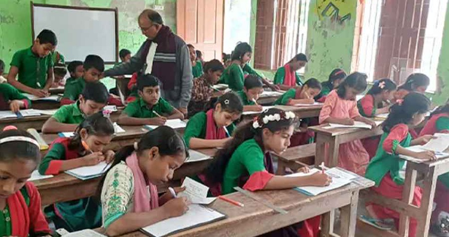 গণবদলি ও শোকজের মুখে পরীক্ষায় ফিরলেন প্রাথমিক শিক্ষকরা